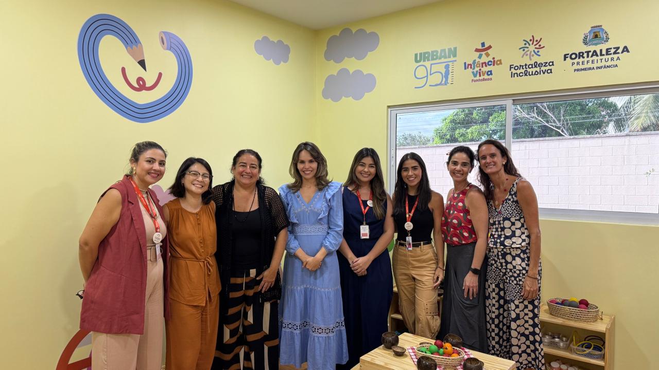 grupo de pessoas posa para a foto